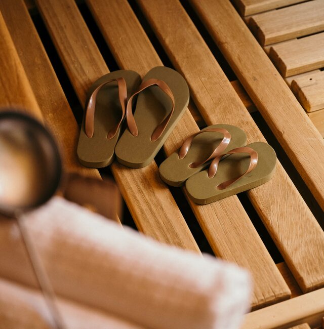 Badeschuhe in der Sauna
