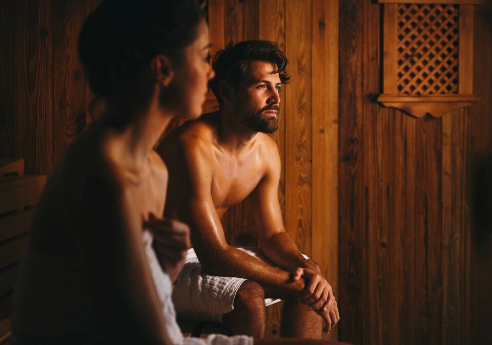 Eltern genießen die Ruhe in der Erwachsenen-Sauna