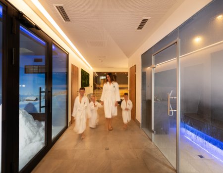 Familie im Saunabereich