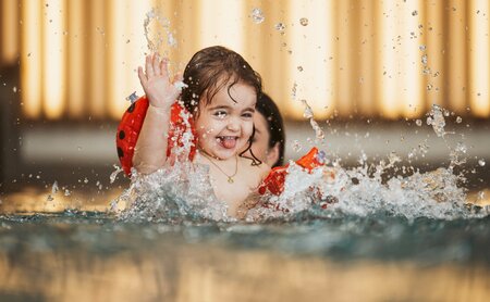 Mutter mit Kind im Schwimmbad