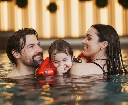 Eltern mit Kind im Schwimmbad