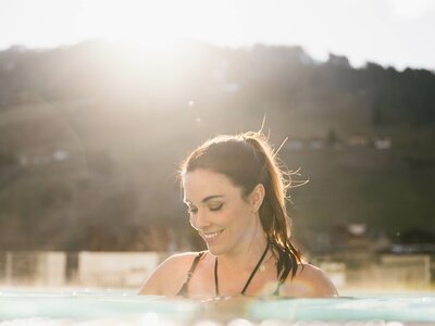Frau im Infinitypool