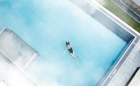 Frau im Infinity Pool
