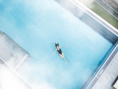 Drohnenbildaufnahme von oben vom Pool