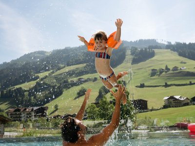 Familie im Infinity Pool