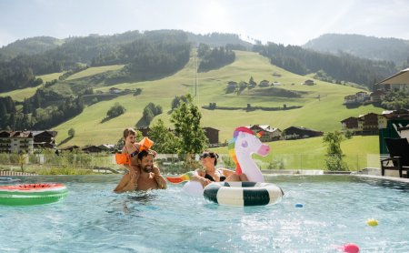 Frau schwimmt im Infinity Pool