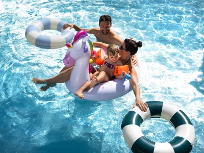 Familie im Infinity Pool