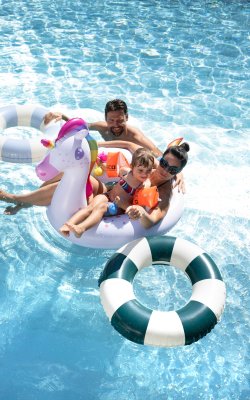 Familie spielt Infinitypool