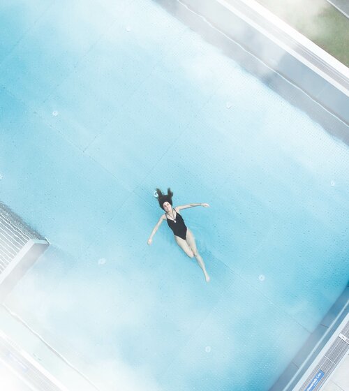 Frau im Infinity Pool