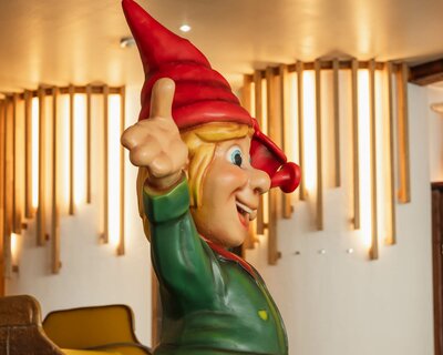 Spielfigur im Babybecken
