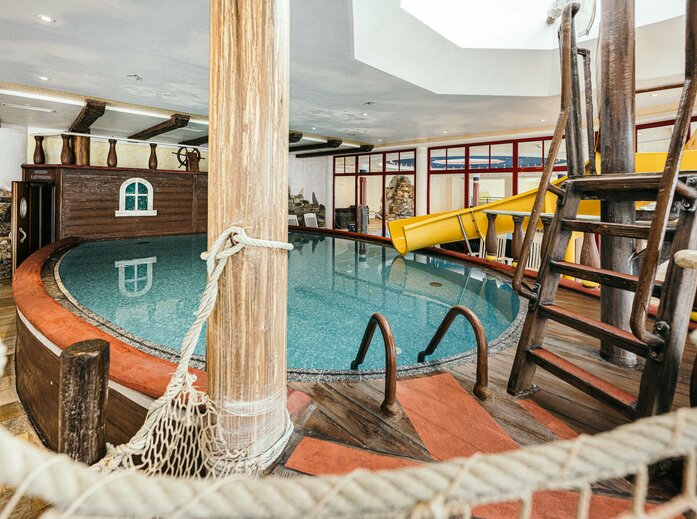 Erlebnisbad welches wie ein Piratenschiff aussieht