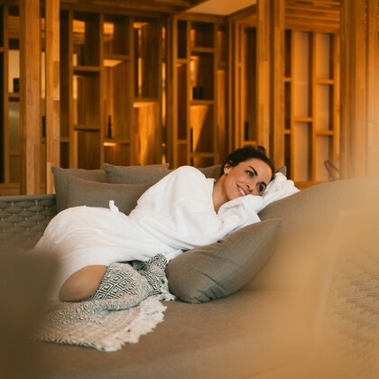 Frau entspannt auf dem Kuschelbett
