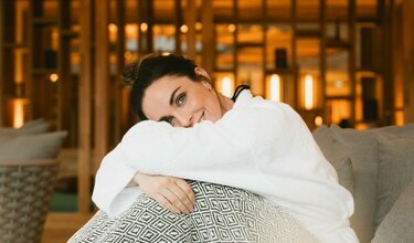 Frau auf Kuschelbett