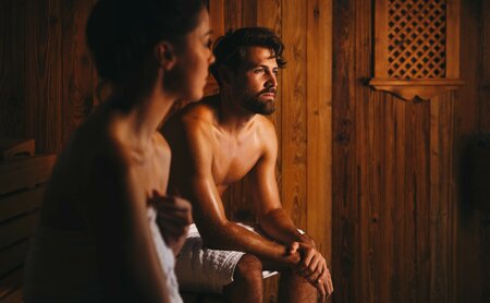 Erwachsene in der Sauna