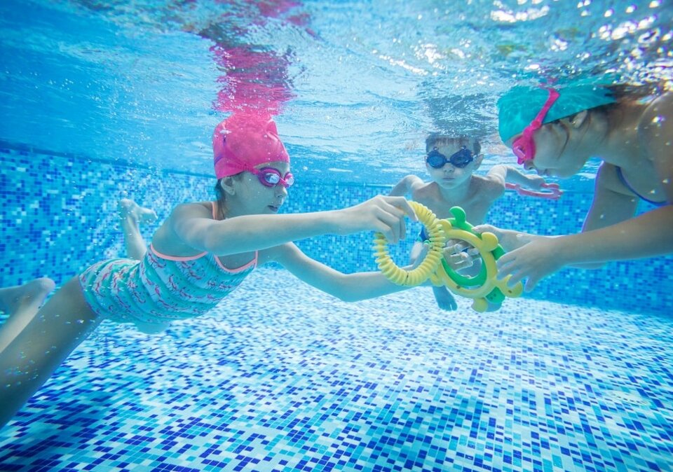Kinder beim Tauchen während einem Schwimmkurs