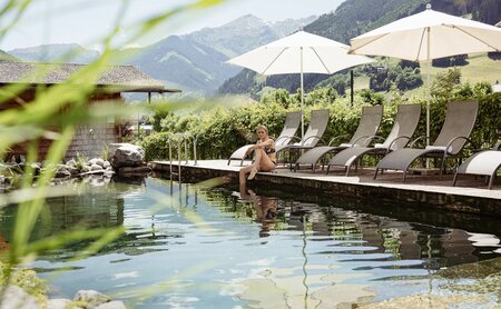 Naturbadeteich neben dem Hotel