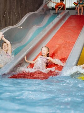 Kinder auf der Trioslide Rutsche