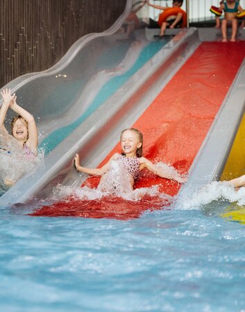 Kinder auf der Trioslide Rutsche