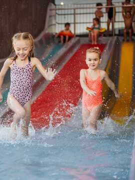 Kinder auf der Triosliderutsche