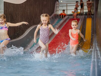 Kinder bei der Trioslide Rutsche