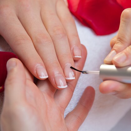 Finger werden mit Nagellack lackiert