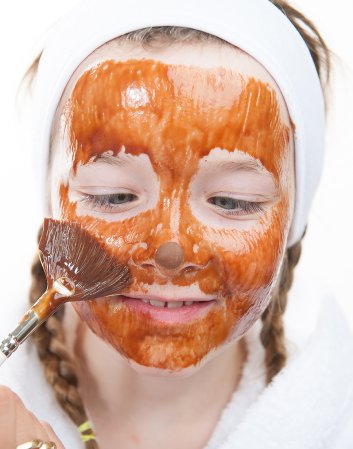 Mädchen bekommt Gesichtsbehandlung