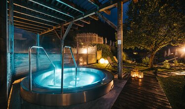 Außenwirlpool bei Nacht