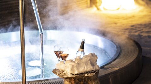 Außenwhirlpool mit Prosecco Gläschen