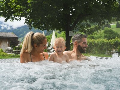 Familie im Whirlpool