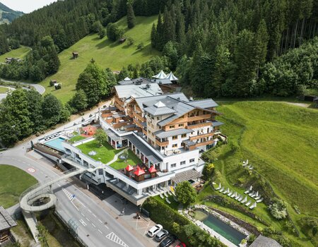 Außenaufnahme vom Waldhof im Sommer