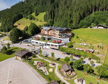 Aussenansicht vom Kinderhotel Waldhof im Sommer