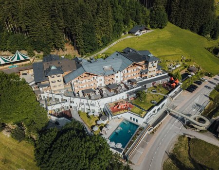 Außenaufnahme vom Waldhof im Sommer