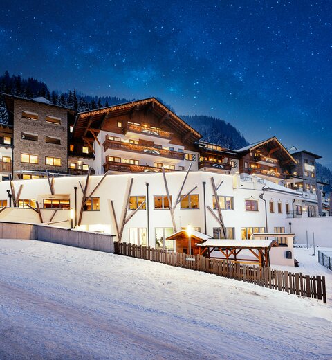 Hotel von außen im Winter bei Nacht