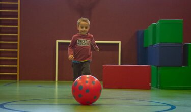 Junge in der Sporthalle