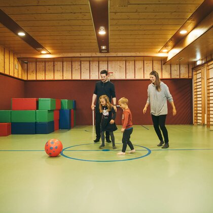 Familie beim Ballspielen