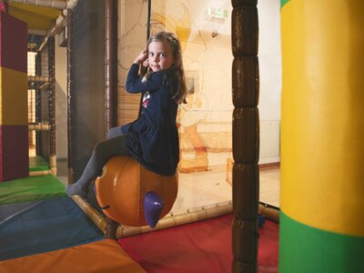 Mädchen auf Ballschaukel