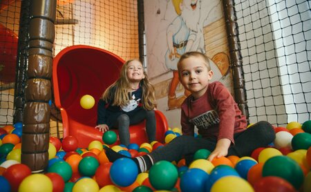Kinder im Bällebad