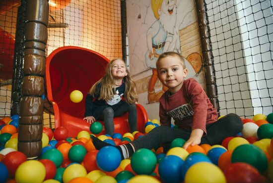 Kinder im Bällebad