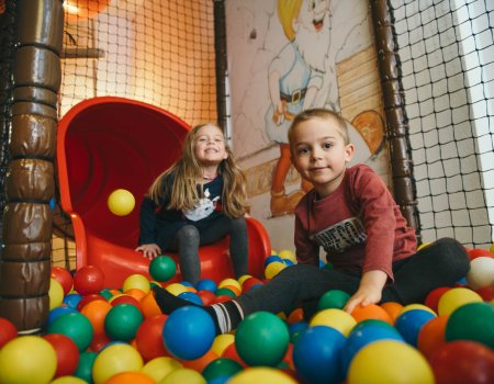 Kinder spielen im Bällebad