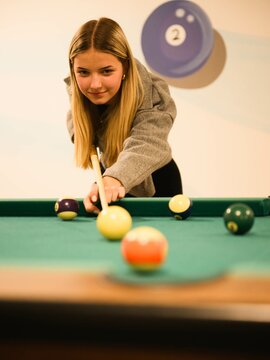 Teen beim Billiardspielen