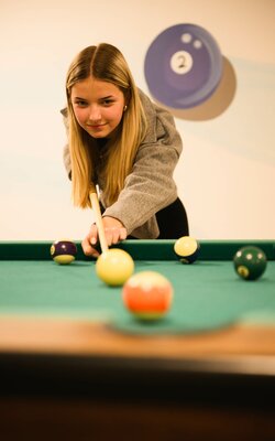 Mädchen beim Billard