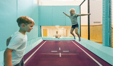 Kinder beim Trampolinspringen