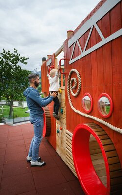 Familie am Feuerwehrspielturm