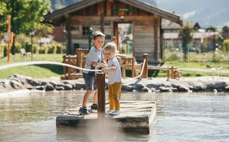 Kinder spielen am Floß