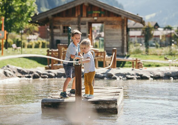 Zwei Kinder am Floss