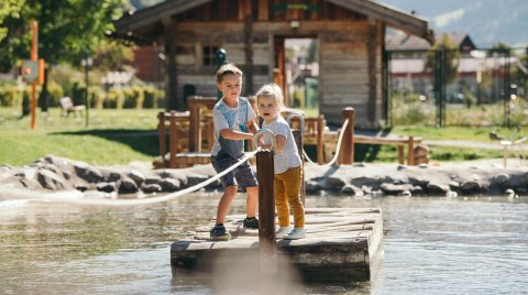 Kinder spielen am Floss