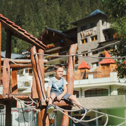 Junge am Klettergerüst