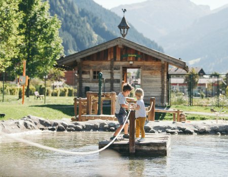 Kinder spielen am Floss