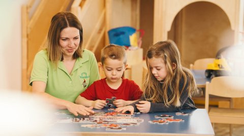 Kinder beim Puzzeln in der Kinderbetreuung
