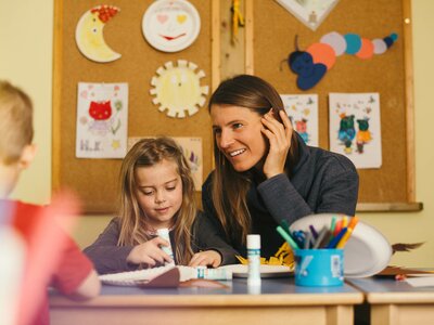 Mutter und Tochter beim Basteln